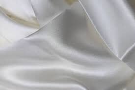 Bamboo vs. Silk Pillowcases: Which Is the Superior Choice for Your Beauty Sleep?