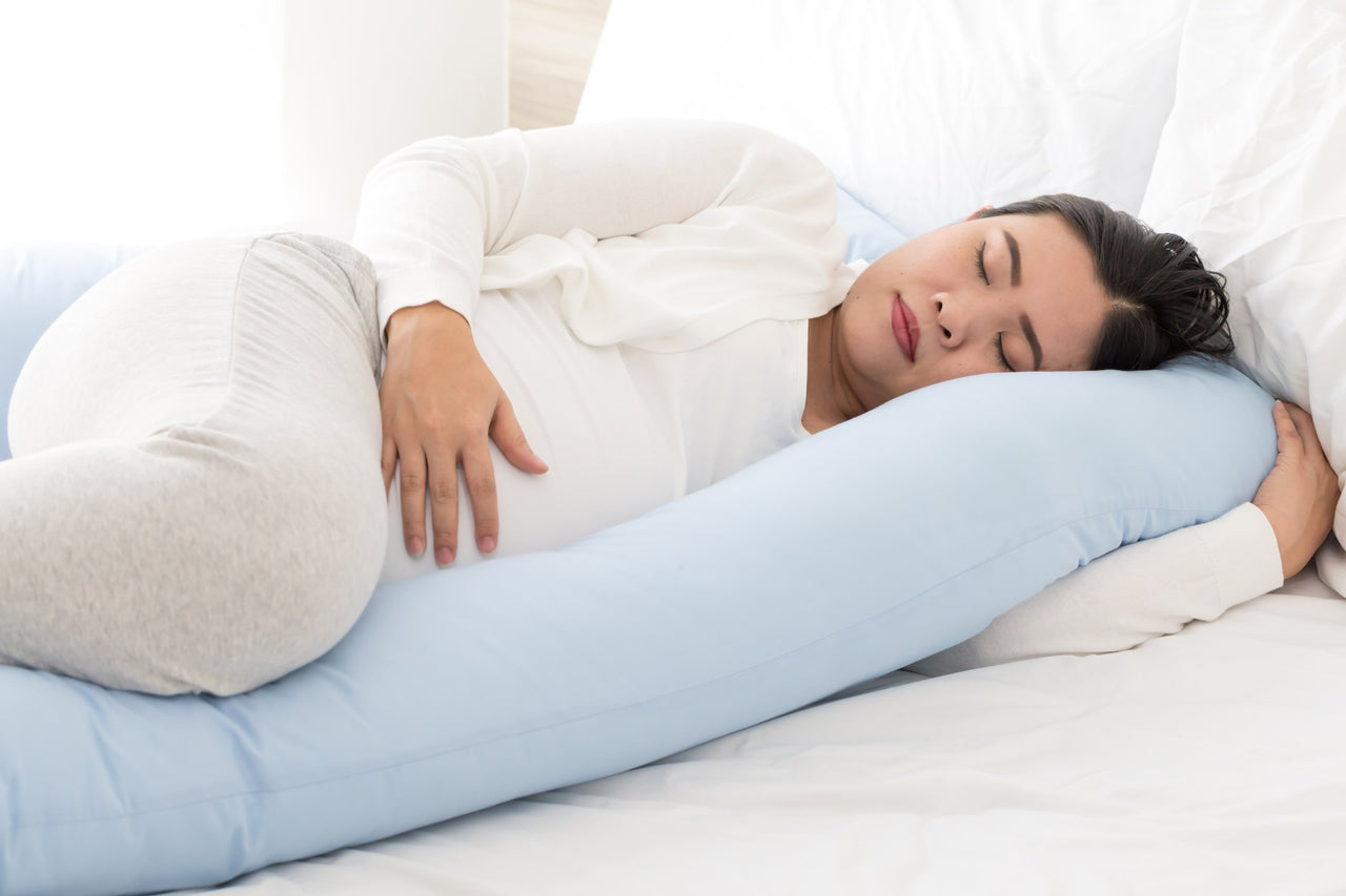 pregnant woman sleeping with pregnancy pillow